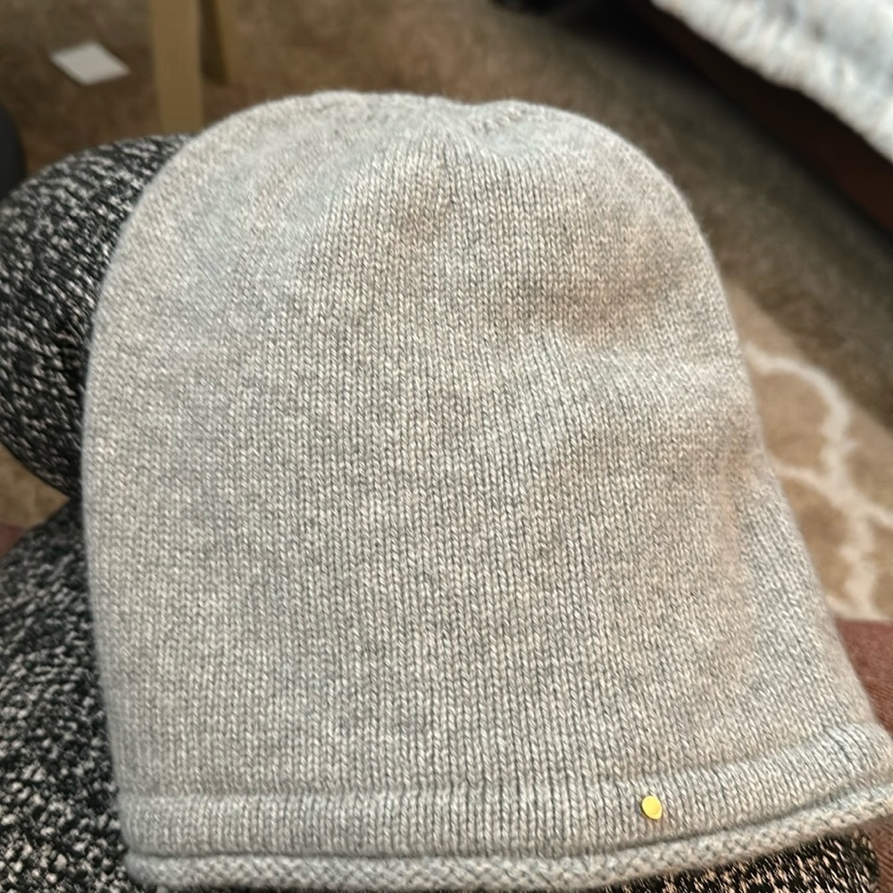 New no tags Cuyana 100% cashmere beenie